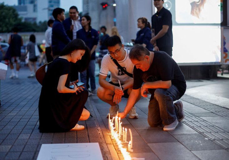 Lilin di luar pusat perbelanjaan mewah Siam Paragon