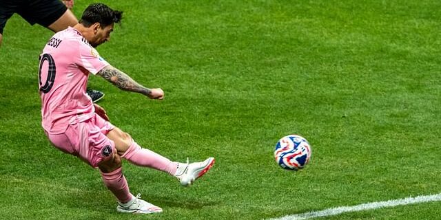 Lionel Messi mencetak gol kemenangan Inter Miami