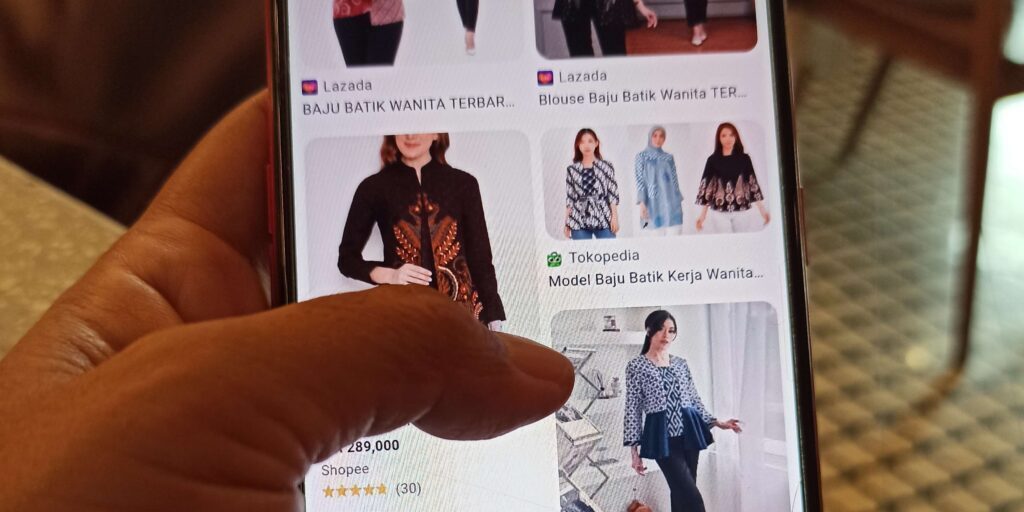 Konsumen mencari barang melalui lokapasar atau e-commerce