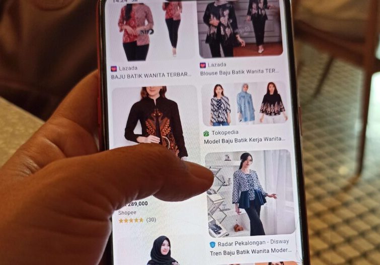 Konsumen mencari barang melalui lokapasar atau e-commerce