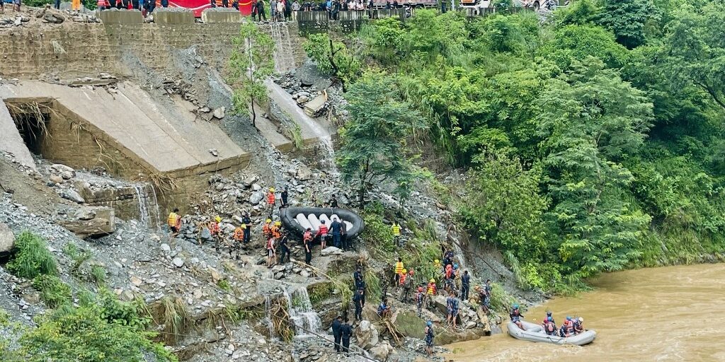 Longsor menghanyutkan 2 bus ke sungai