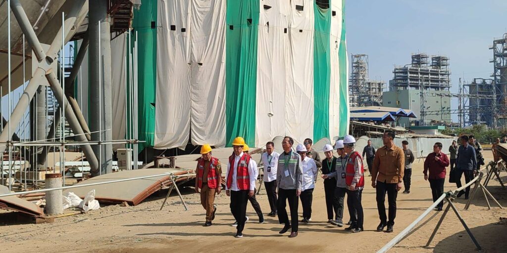 Presiden Joko Widodo meninjau pembangunan industri petrokimia PT Lotte Chemical Indonesia (LCI) di Kota Cilegon, Banten, Selasa (12/9/2023).