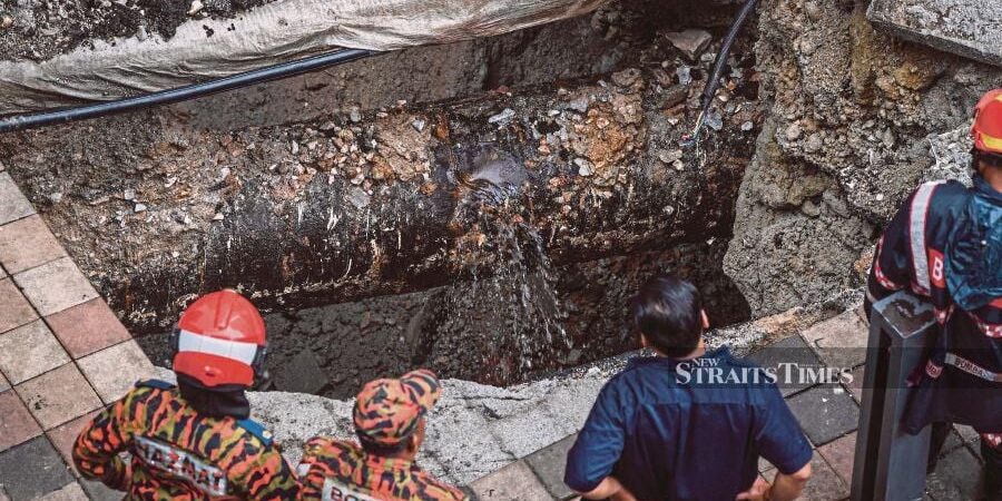 Lubang Besar akibat Saluran Air Ambruk
