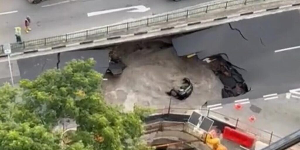 Lubang Runtuhan di Tanjong Katong Road South