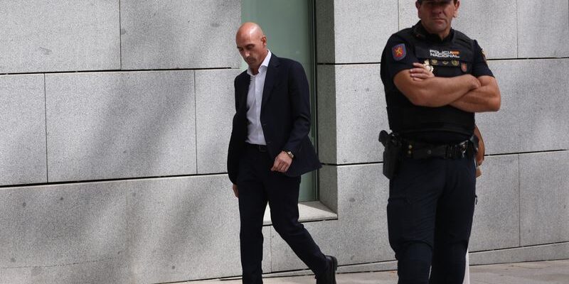 Luis Rubiales keluar dari pengadilan