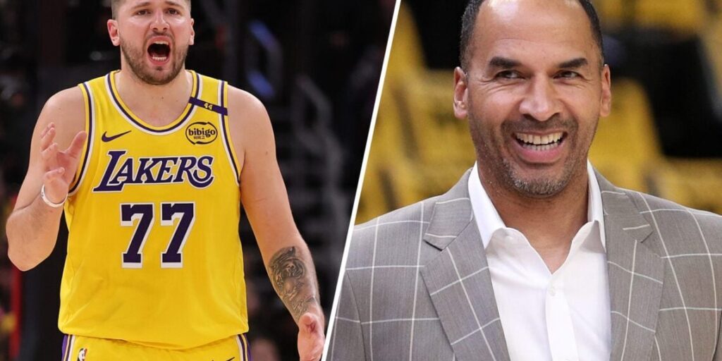 Luka Doncic dengan GM Nico Harrison