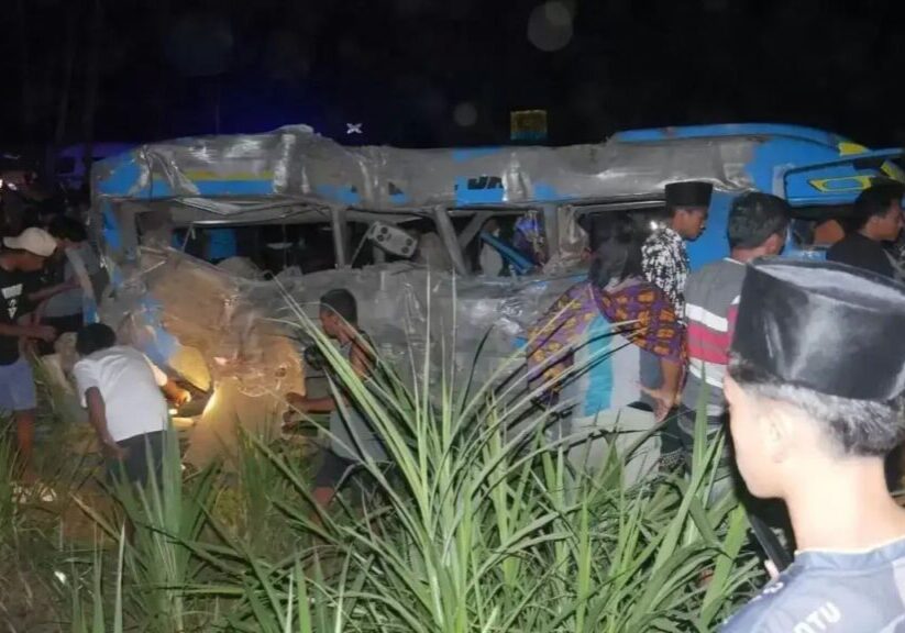 Sejumlah masyarakat melihat kondisi Mobil minibus yang ringsek ditabrak kereta api Probowangi di Lumajang 