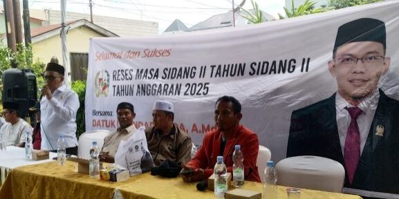 Datuk Iskandar Muda, anggota DPRD Medan Fraksi PKS, Minggu (23/2/2025) Reses di di Jalan Bhayangkara Gang Keluarga Kelurahan Indra Kasih Kecamatan Medan Tembung (Foto: Fadmin Malau)