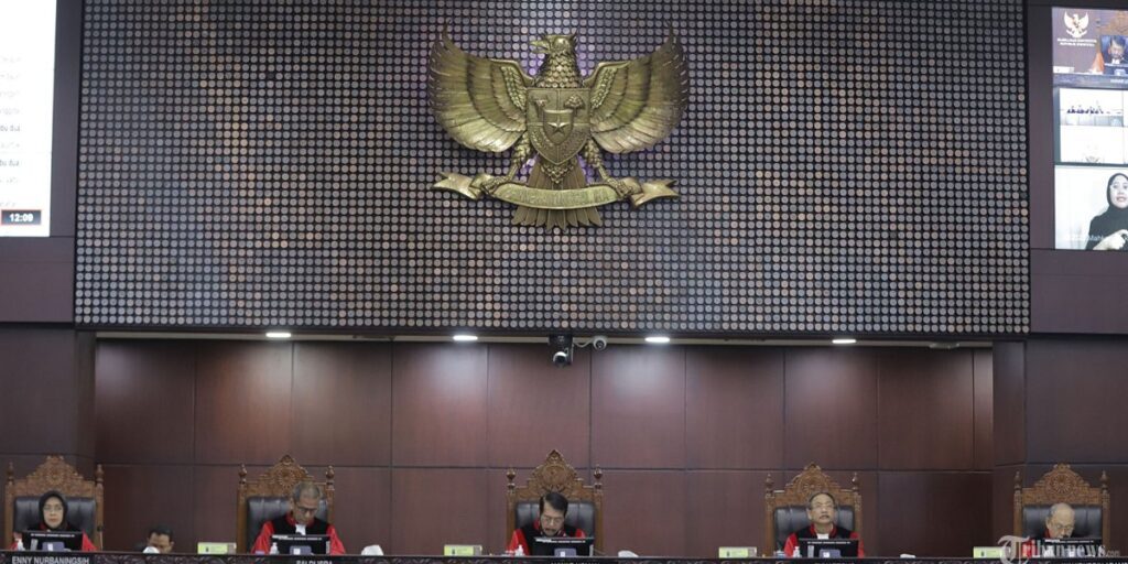 Mahkamah Konstitusi (MK) menyatakan tidak menerima dan menolak permohonan pemohon yang menguji materiil norma Pasal 169 huruf q UU 7/2017 tentang batas maksimal syarat sebagai capres-cawapres di pemilihan presiden.


