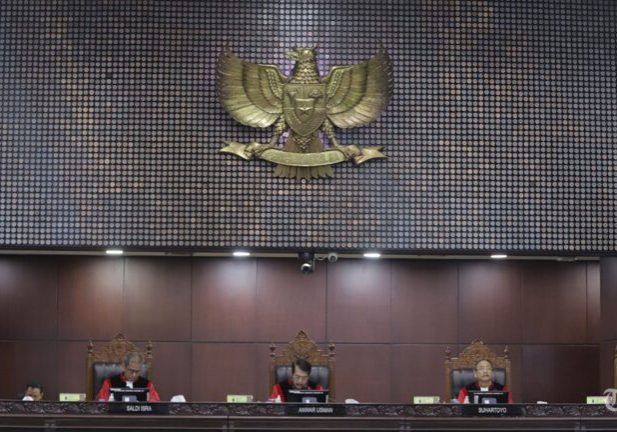 Mahkamah Konstitusi (MK) menyatakan tidak menerima dan menolak permohonan pemohon yang menguji materiil norma Pasal 169 huruf q UU 7/2017 tentang batas maksimal syarat sebagai capres-cawapres di pemilihan presiden.


