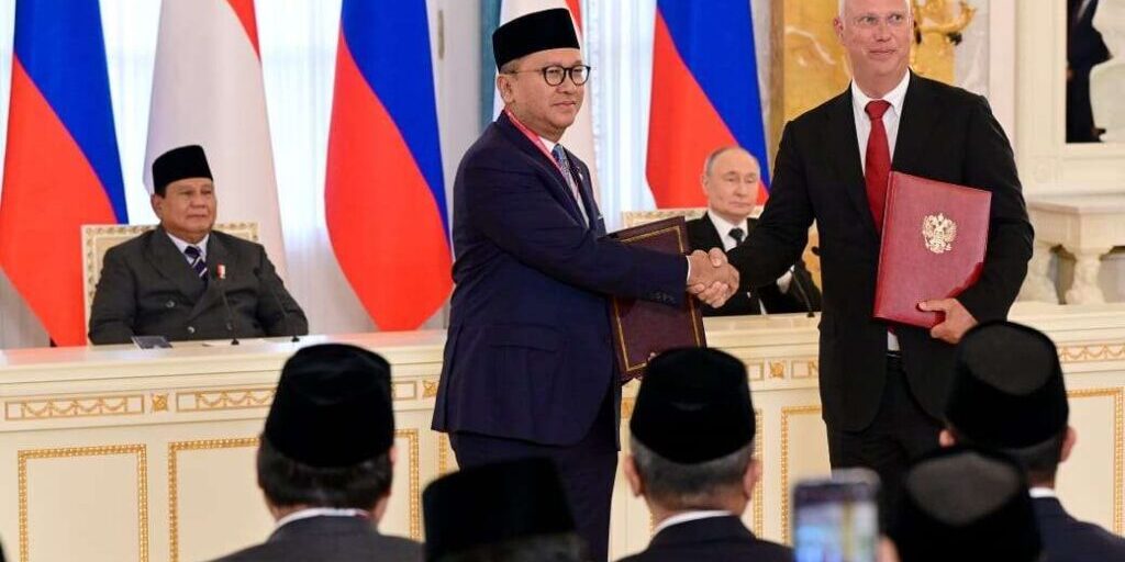 Presiden Prabowo Subianto dan Presiden Vladimir Putin menyaksikan pertukaran dokumen Nota Kesepahaman antara dua pemerintah di Istana Konstantinovsky, Kamis (19/6/2025).