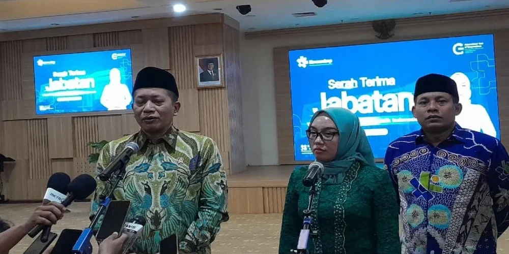 Ki-Ka: Menteri Koperasi (Menkop) Ferry Juliantono bersama dengan Wakil Menteri Koperasi (Wamenkop) Farida Farichah usai acara serah terima jabatan di Kantor Kementerian Koperasi (Kemenkop) di Jakarta, Kamis (18/9/2025).


