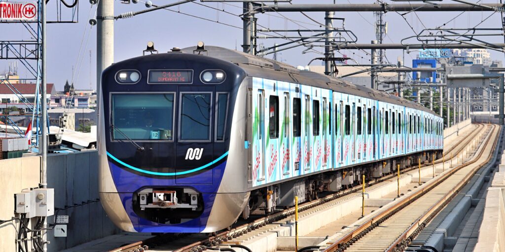 Ilustrasi kereta MRT Jakarta sedang beroperasi 
