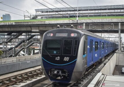 Rangkaian kereta MRT melintas di Stasiun MRT ASEAN, Jakarta, Sabtu (13/2/2021). PT MRT Jakarta (Perseroda) mulai 11 Februari 2021 memberlakukan jadwal operasional kereta pukul 05.00-22.00 WIB pada Senin-Jumat dengan selang waktu keberangkatan lima menit pada waktu sibuk dan setiap 10 menit pada waktu normal sedangkan pada akhir pekan kereta beroperasi mulai pukul 06.00-22.00 WIB dan menargetkan jumlah pengguna jasa layanan MRT Jakarta mencapai 65 ribu orang per hari untuk tahun 2021