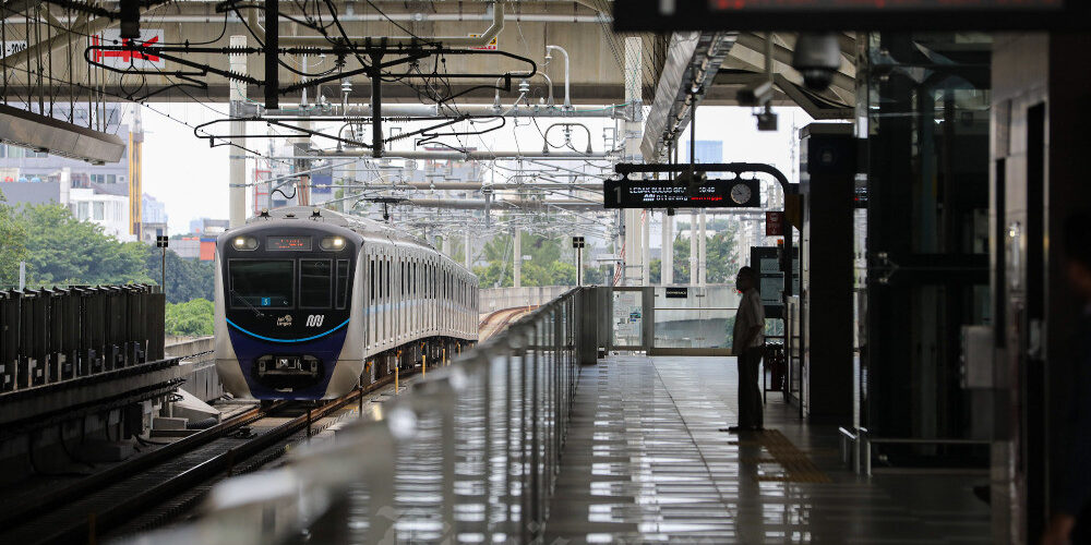 Rangkaian kereta moda raya terpadu (MRT) melintas di Stasiun MRT Asean, Jakarta, Rabu (11/1/2023).


