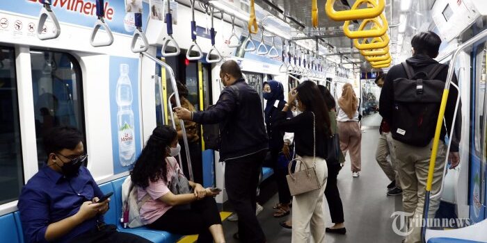 Warga menaiki moda transportasi Mass Rapid Transit (MRT) di Jakarta.