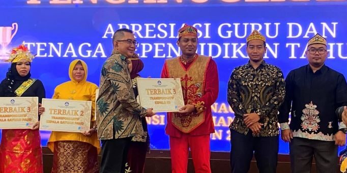 Kepala Sekolah Eka Tjipta Hanau, Estiandi Siswo Widodo bersama pendamping yayasan meraih penghargaan. (Foto: koleksi pribadi Estiandi S. Widodo)