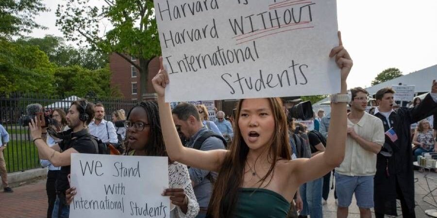 Mahasiswa Universitas Harvard  Berunjuk Rasa
