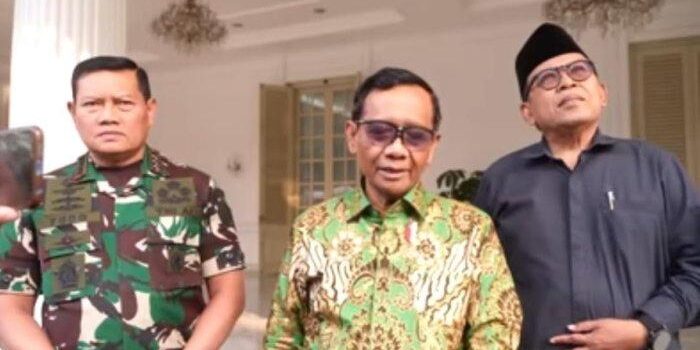 Menteri Koordinator Bidang Politik Hukum dan Keamanan Mahfud MD, Juru Bicara Wakil Presiden Masduki Baidlowi, dan Panglima TNI Laksamana Yudo Margono di Istana Wakil Presiden Jakarta pada Selasa (4/7/2023). 


