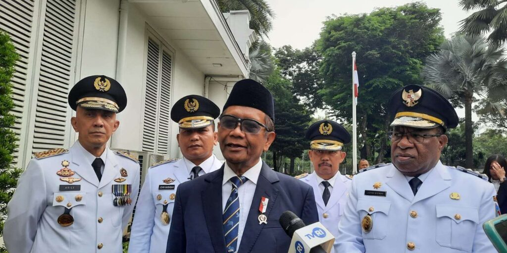 Menteri Koordinator Politik, Hukum dan Keamanan, Mahfud MD saat ditemui usai pelantikan 1627 orang Pamong Praja Muda Lulusan Institut Pemerintah Dalam Negeri (IPDN) Angkatan XXX Tahun 2023, di Istana Wakil Presiden, Jakarta, Kamis (27/07/2023).