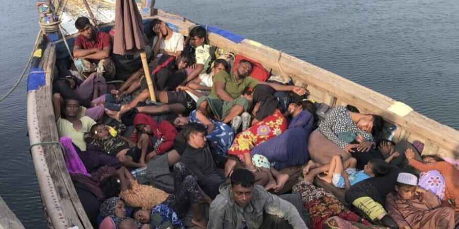 Malaysia usir 2 perahu yang bawa migran Myanmar