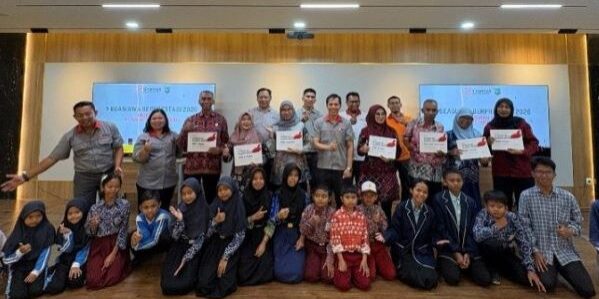 Manajemen Sinar Mas Agribusiness and Food Unit Tarjun memberikan beasiswa bagi keluarga karyawan dan masyarakat sekitar