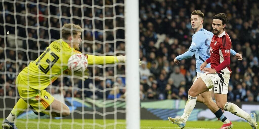 Manchester City mengalahkan Salford 8-0