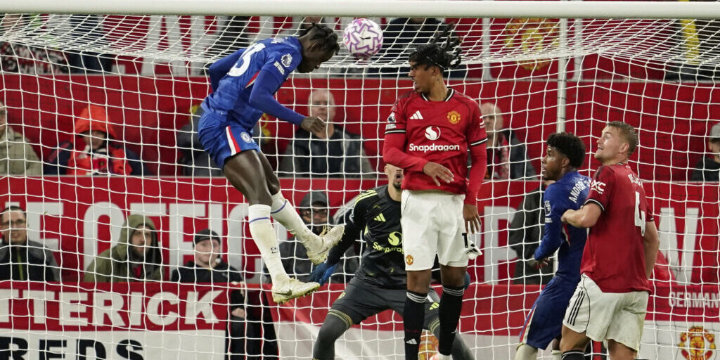 Manchester United mengalahkan Chelsea 2-1