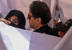 Mantan PM Imran Khan dan istri