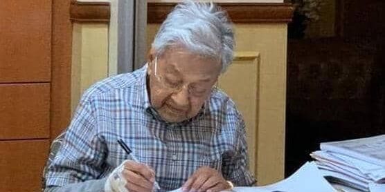 Mantan PM Mahathir masuk rumah sakit
