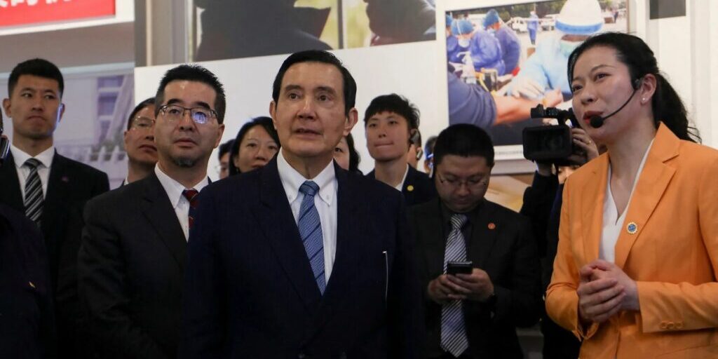 Mantan Presiden Taiwan,Ma Ying-jeou (tengah)