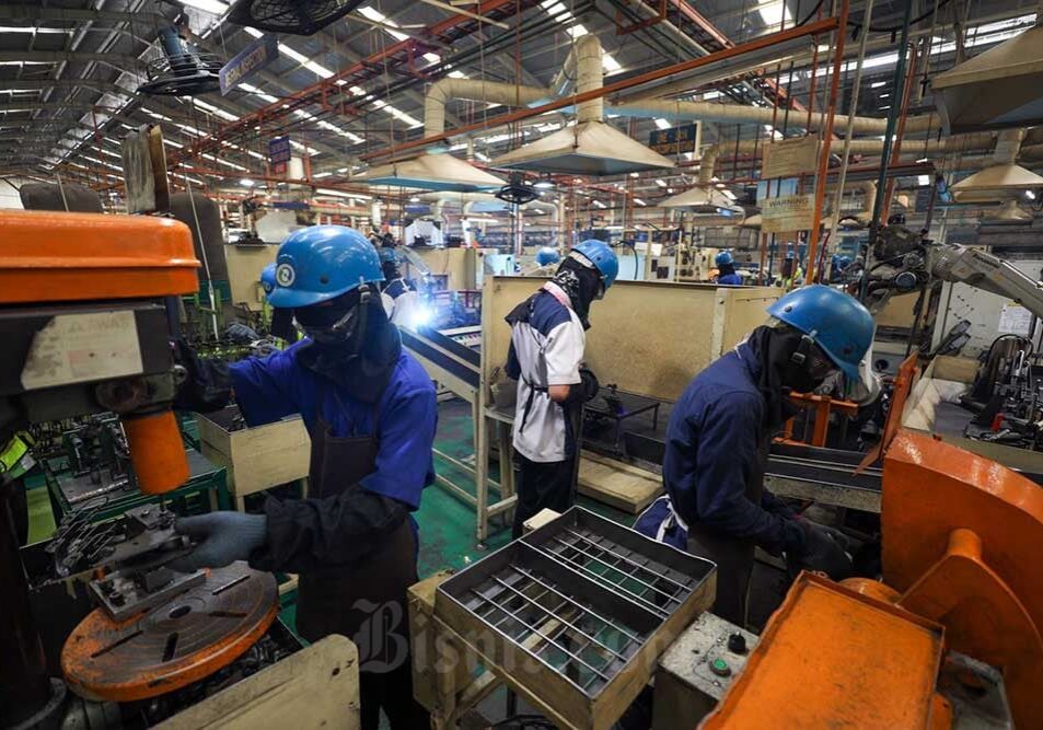 Pekerja menyelesaikan pembuatan komponen otomotif di pabrik PT Dharma Polimetal Tbk. (DRMA) di Cikarang, Bekasi, Jawa Barat, Selasa (20/9/2022).

