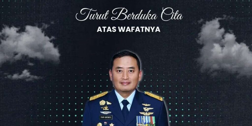 Pamflet ucapan duka TNI AU atas meninggalnya Marsekal Pertama (Marsma) TNI Fajar Adriyanto. Jenazah almarhum dimakamkan di Probolinggo, Jawa Timur, Senin (4/8/2025).