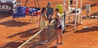 Marta Kostyuk bersalaman dengan Daria Kasatkina