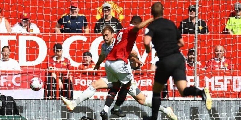 Martial cetak gol ke gawang Wolves