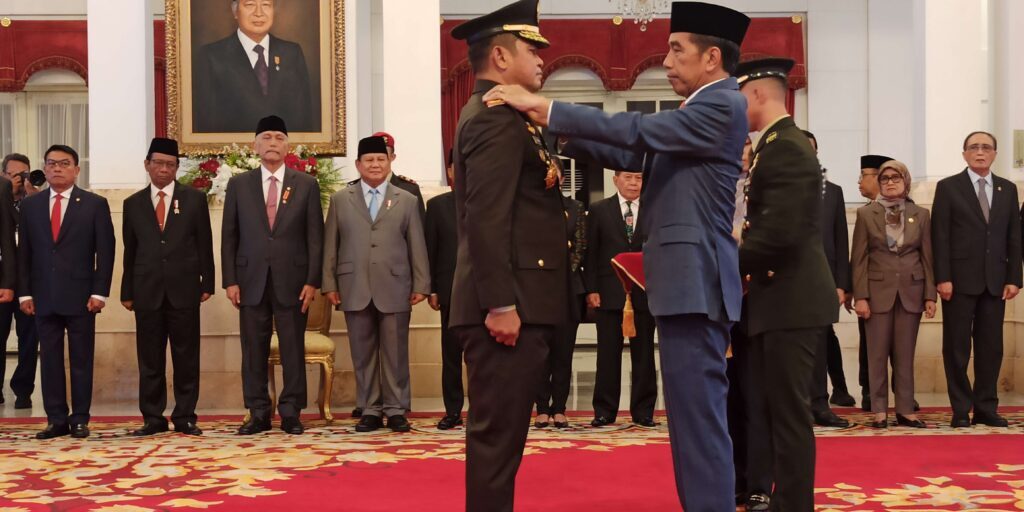 Presiden Joko Widodo menyematkan tanda pangkat jendral kepada Maruli Simanjuntak yang dilantik sebagai Kepala Staf TNI AD (KSAD), di Istana Negara, Rabu (29/11/2023). 