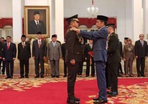 Presiden Joko Widodo menyematkan tanda pangkat jendral kepada Maruli Simanjuntak yang dilantik sebagai Kepala Staf TNI AD (KSAD), di Istana Negara, Rabu (29/11/2023). 