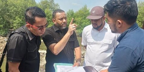 Wakil Ketua DPRD Medan Hadi Suhendra (baju putih) meninjau lokasi hutan mandro di Sicanang

