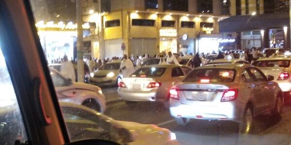 Suasana malam hari di pusat kota Makkah yang ramai. (Foto: Fadmin Malau)

 

