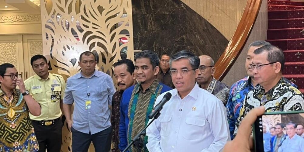 Menteri Ketenagakerjaan (Menaker) Yassierli memberikan keterangan pers terkait operasi tangkap tangan KPK terhadap Wamenaker Immanuel Ebenezer di Jakarta, Kamis (21/8/2025)

