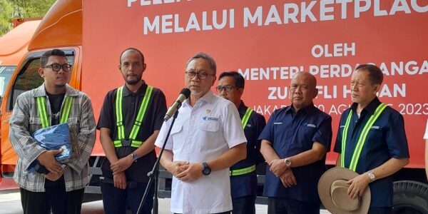 Menteri Perdagangan Zulkifli Hasan saat melepas ekspor di gudang ekspor Shopee di kawasan Kalideres, Jakarta Barat, Rabu (30/8/2023)

