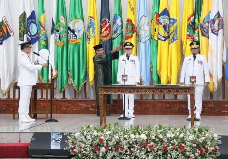 Menteri Dalam Negeri (Mendagri) Muhammad Tito Karnavian, lantik Penjabat (Pj) Gubernur Sumatera Selatan (Sumsel) Agus Fatoni dan Pj Gubernur Kalimantan Timur (Kaltim) Akmal Malik di Gedung Sasana Bhakti Praja (SBP) Kantor Pusat Kementerian Dalam Negeri (Kemendagri), Senin (2/10/2023).