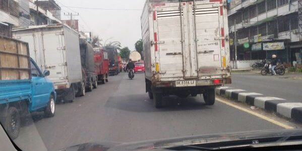 SPBU kawasan Aksara antrean kendaraan "mengular" panjang hingga ke badan jalan sepanjang ratusan meter. (Foto: Fadmin Malau)