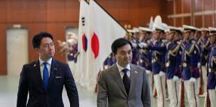 Menhan Jepang Shinjiro Koizumi (kiri) dan Menhan Korsel Ahn Gyu-back (kanan)