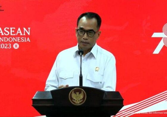 Menteri Perhubungan (Menhub) Budi Karya Sumadi usai rapat bersama Presiden Joko Widodo atau Jokowi di Istana, Jakarta, Senin (14/8/2023). Pemerintah kembali mewacanakan penerapan aturan lalu lintas 4 in 1 sebagai upaya mengatasi polusi udara. 


