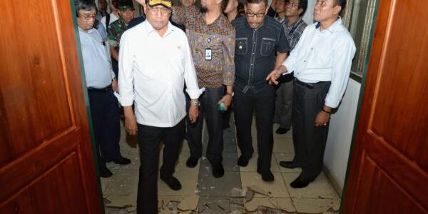 Dalam kunjungannya ke Ambon, Menteri Perhubungan Budi Karya Sumadi memastikan bandara dan pelabuhan dapat berfungsi normal pascagempa.