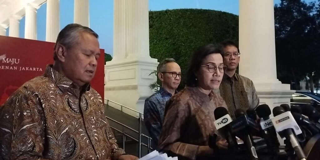 Menteri Keuangan Sri Mulyani bersama dengan Gubernur Bank Indonesia Perry Warjiyo (kiri), Ketua Dewan OJK Mahendra Siregar (batik biru, kedua dari kiri) dan Ketua Dewan Komisioner LPS, Purbaya Yudhi Sadewa memberi keterangan usai rapat tertutup bersama Presiden Jokowi di Istana Kepresidenan Jakarta, Kamis (20/6/2024) petang.