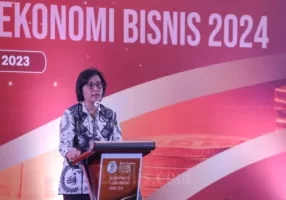 Menteri Keuangan Sri Mulyani Indrawati menyampaikan kata sambutan saat Bisnis Indonesia Business Challenges 2024 di Jakarta, Kamis (23/11/2023). Untuk pertama kalinya sepanjang tahun ini, APBN mulai mencatatak defisit pada Oktober 2023 senilai Rp700 miliar

