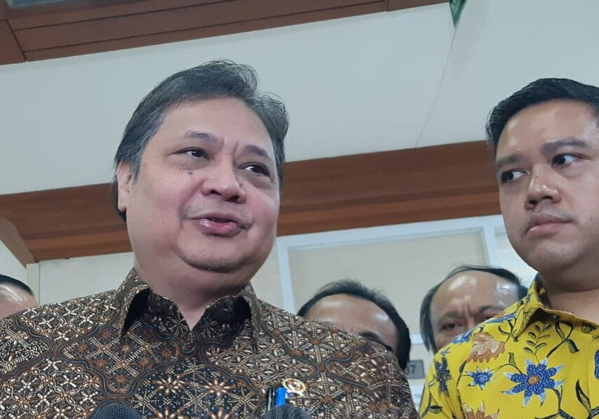 Menteri Koordinator bidang Perekonomian Airlangga Hartarto usai Rapat Kerja bersama Badan Anggaran (Banggar) di Kompleks Parlemen, Jumat (9/6/2023).

