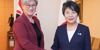 Menlu Australia Penny Wong dengan Menlu Jepang Yoko Kamikawa